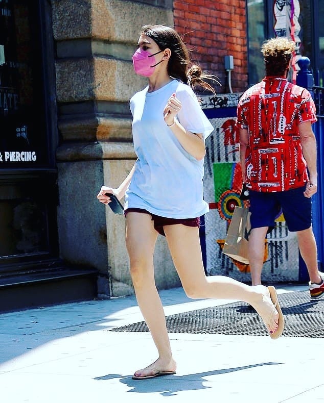 con gai Tom Cruise khoe chan dai anh 3