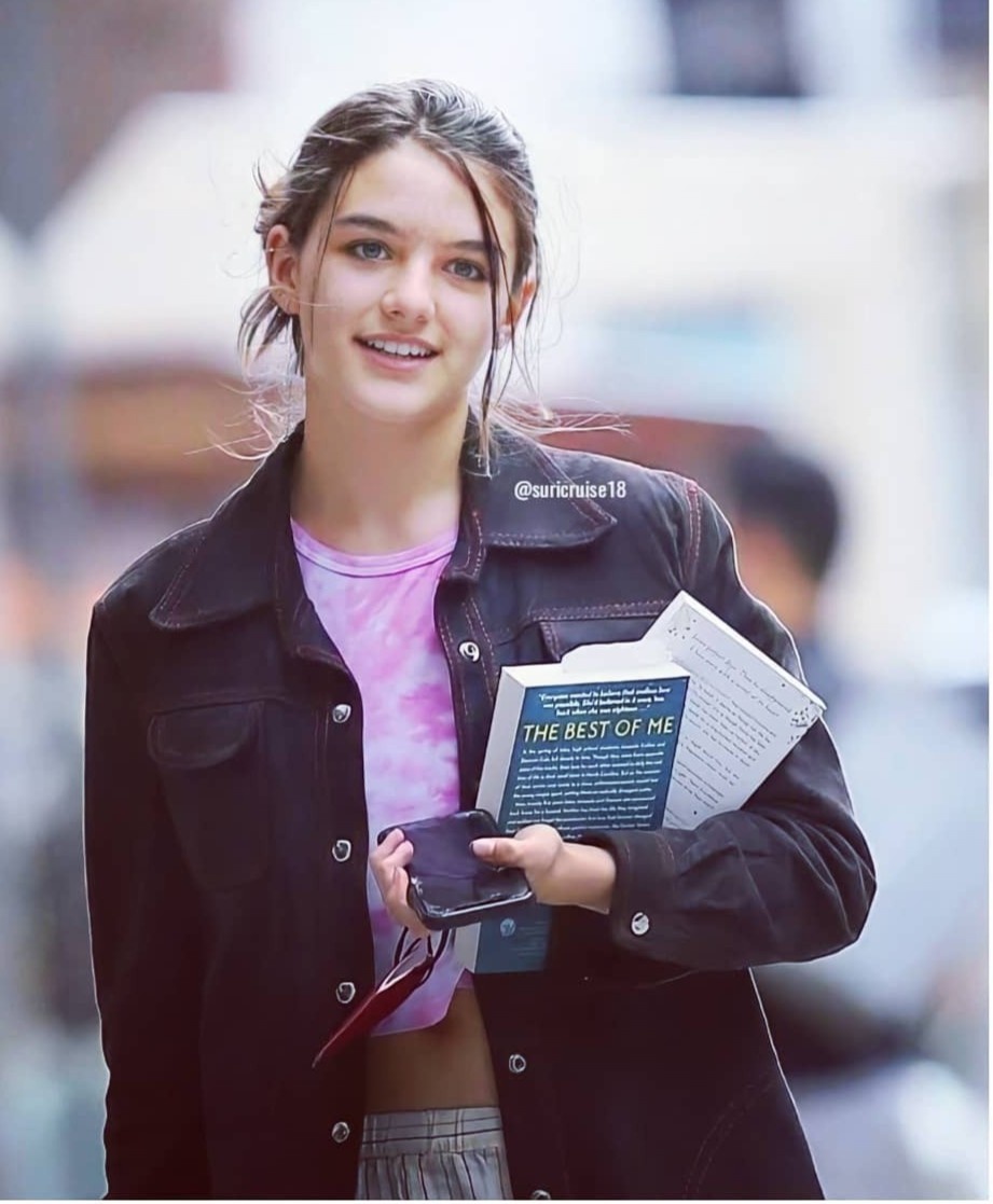 con gai Tom Cruise khoe chan dai anh 1