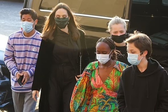 Ky nghi o Phap cua Pax Thien va gia dinh hinh anh