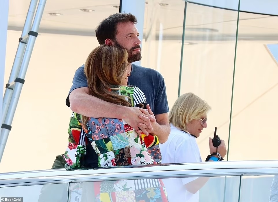 Jennifer Lopez hôn Ben Affleck ảnh 2 Jennifer Lopez hon Ben Affleck anh 2