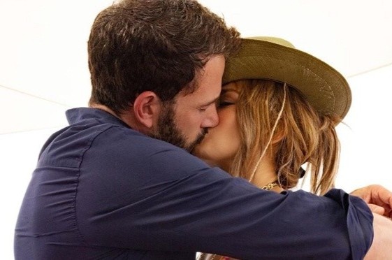 Jennifer Lopez don tuoi 52 bang nu hon voi Ben Affleck hinh anh