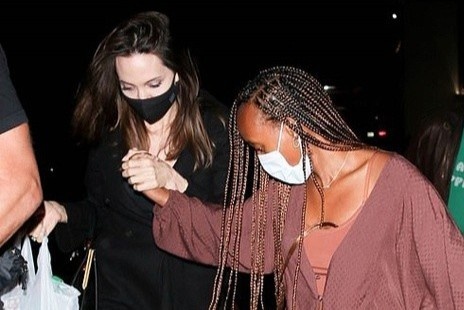 Angelina Jolie va con gai di nghe nhac hinh anh