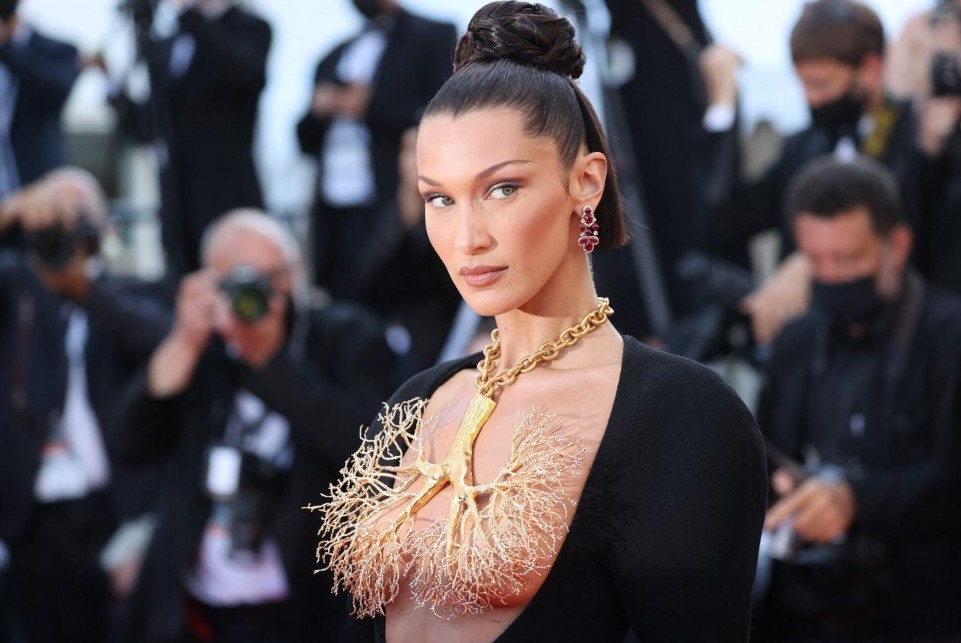 Bella Hadid ap luc vi theo duoi hinh anh goi cam hinh anh