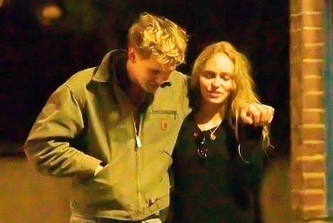 Con gai Johnny Depp co ban trai moi hinh anh