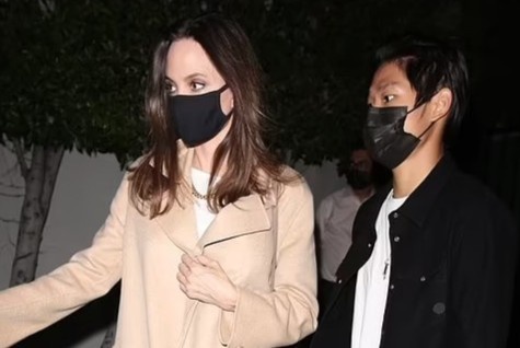 Pax Thien di an rieng cung Angelina Jolie hinh anh