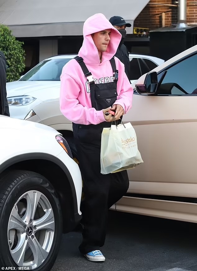 Justin Bieber mac yem xuong pho anh 2