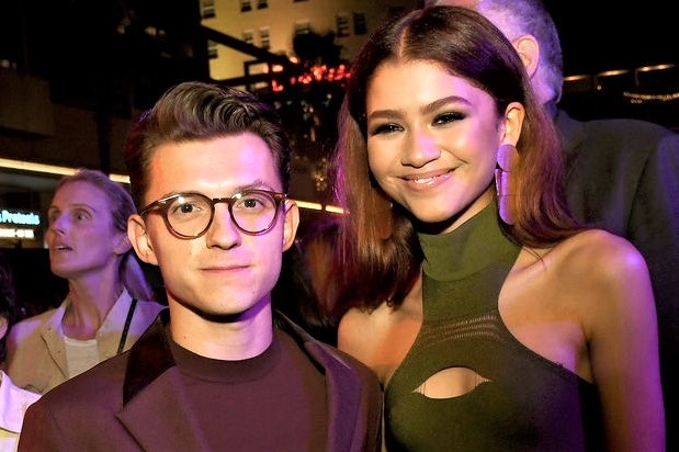 Nguoi Nhen va ban gai lan dau xuat hien sau tin hen ho hinh anh