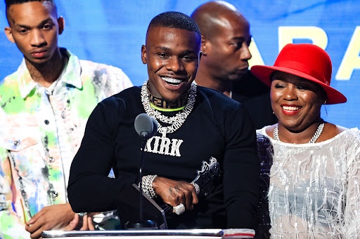 Rapper DaBaby tro lai san khau sau phat ngon nhay cam hinh anh