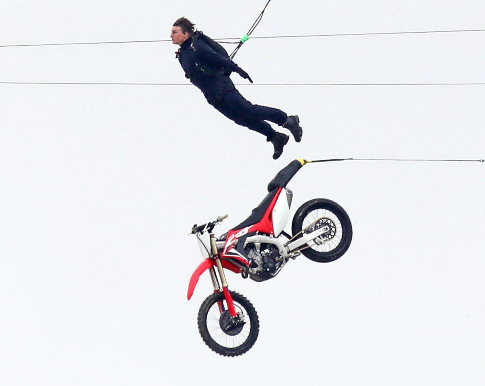 Tom Cruise diễn cảnh môtô bay 13.000 lần ảnh 1 Tom Cruise dien canh moto bay 13.000 lan anh 1