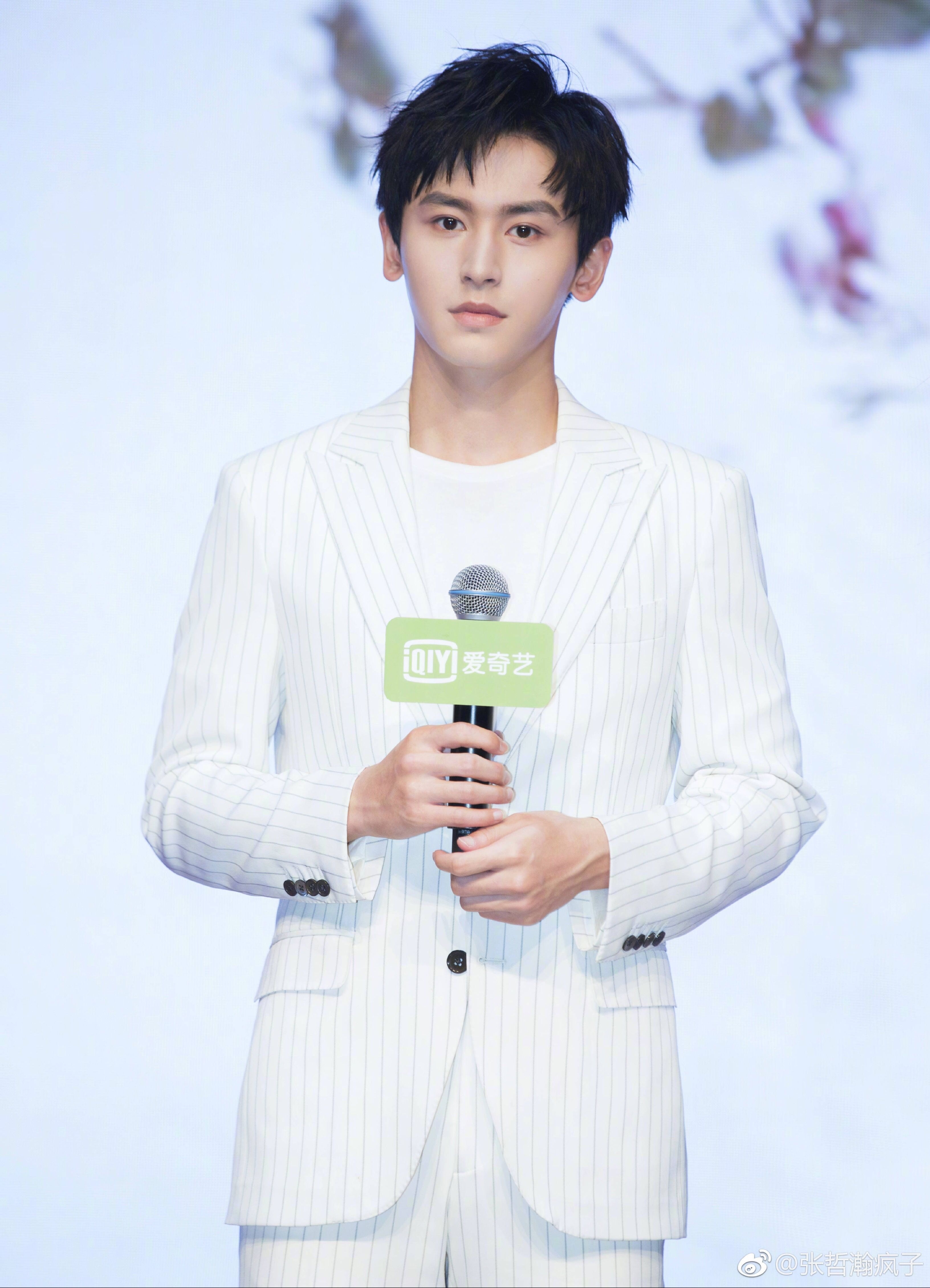 Trieu Vy bi cam hoat dong anh 4