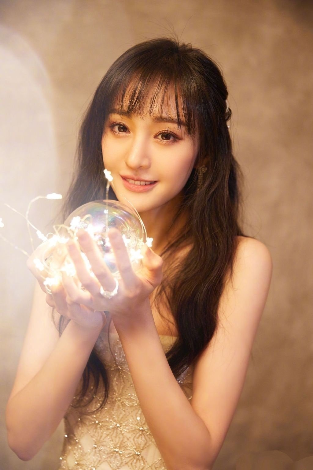 Trieu Vy bi cam hoat dong anh 5