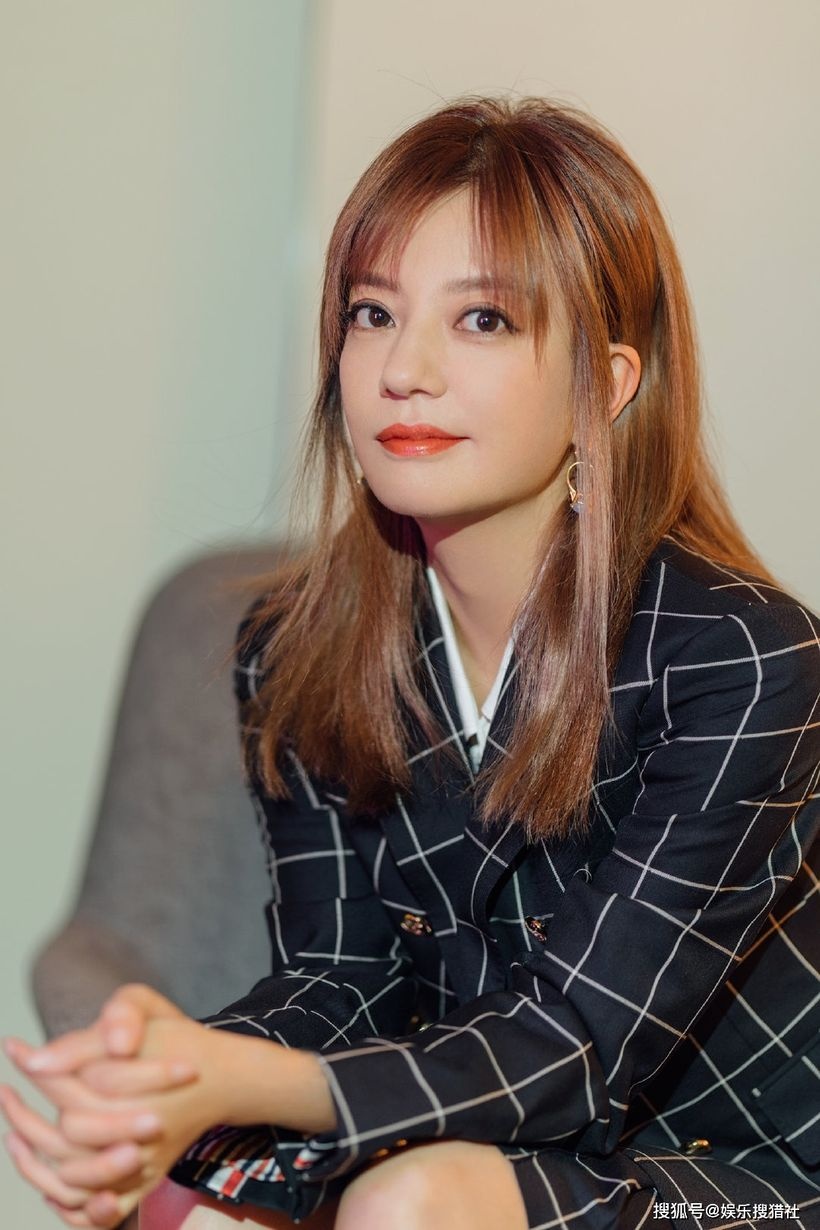 Trieu Vy bi cam hoat dong anh 7