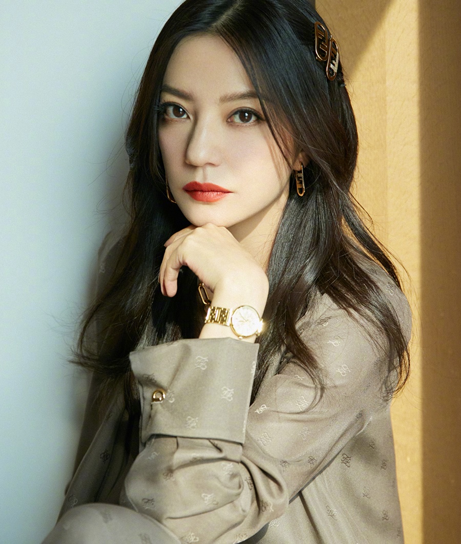 Trieu Vy bi cam hoat dong anh 8