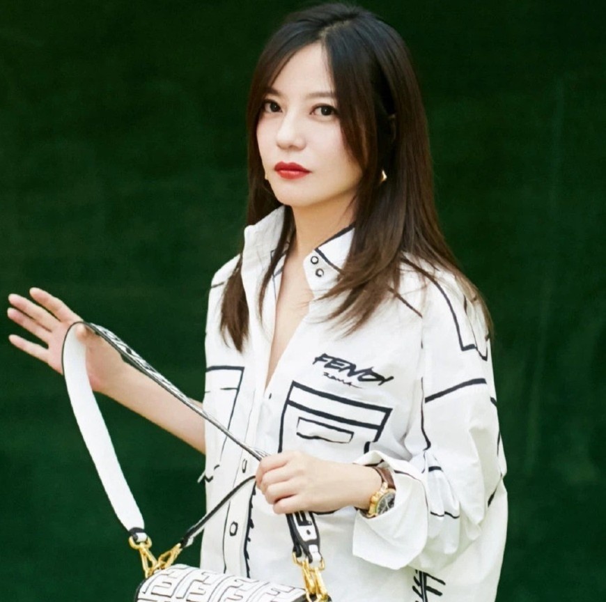 Trieu Vy bi cam hoat dong anh 1