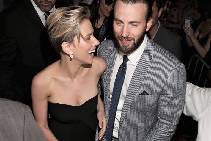 Moi quan he giua Chris Evans va Scarlett Johansson hinh anh
