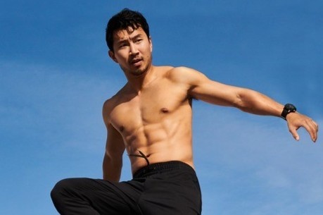 Hau truong canh Luu Tu Mo nhao lon tren xe buyt o 'Shang-Chi' hinh anh