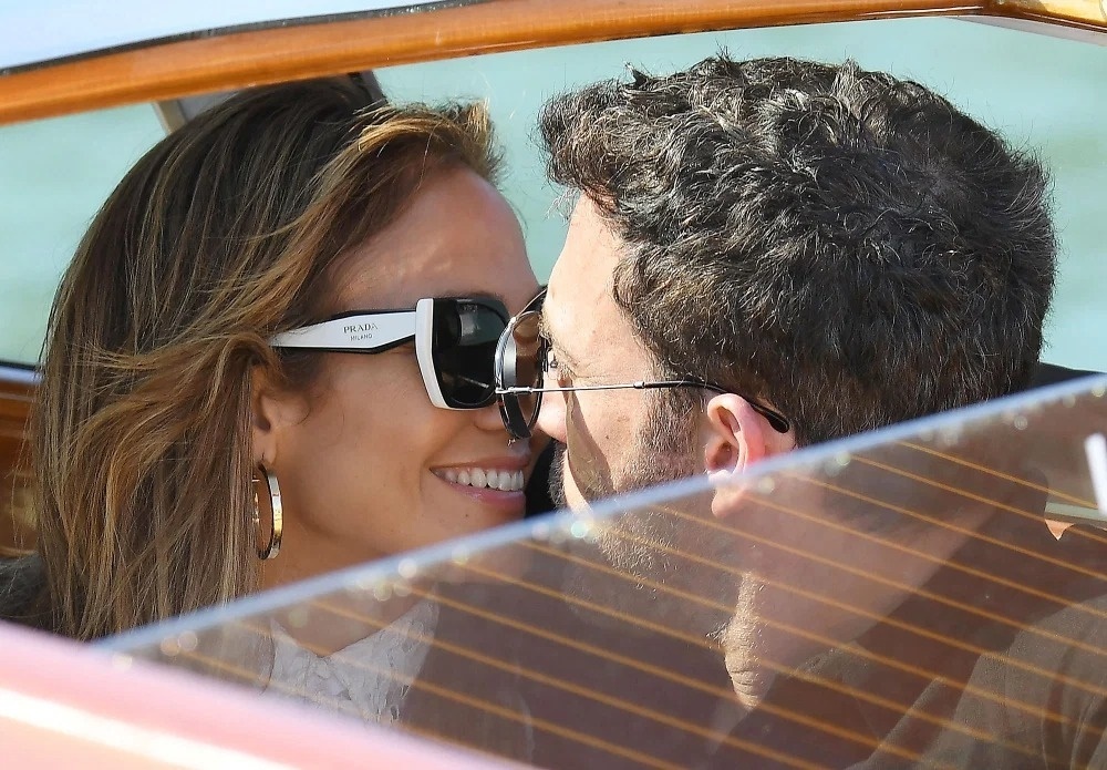 Jennifer Lopez va Ben Affleck cung den Italy hinh anh