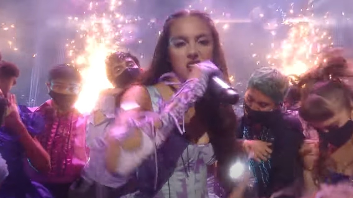 Olivia Rodrigo đập ống kính máy quay ảnh 2 Olivia Rodrigo dap ong kinh may quay anh 2