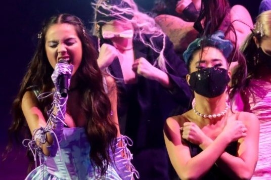 Olivia Rodrigo trinh dien tai MTV VMAs 2021 hinh anh