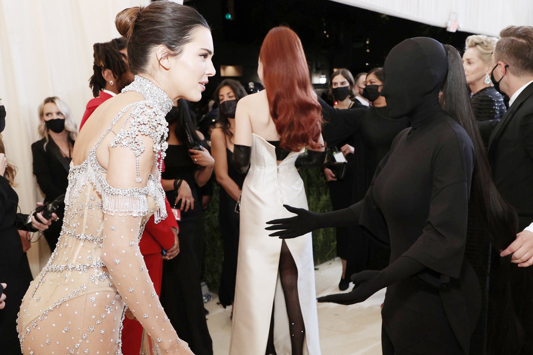 Kim Kardashian khong nhan ra em gai vi trum kin dau hinh anh