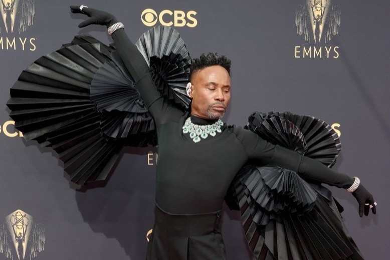 Sao nam mac noi bat tren tham do Emmy 2021 hinh anh