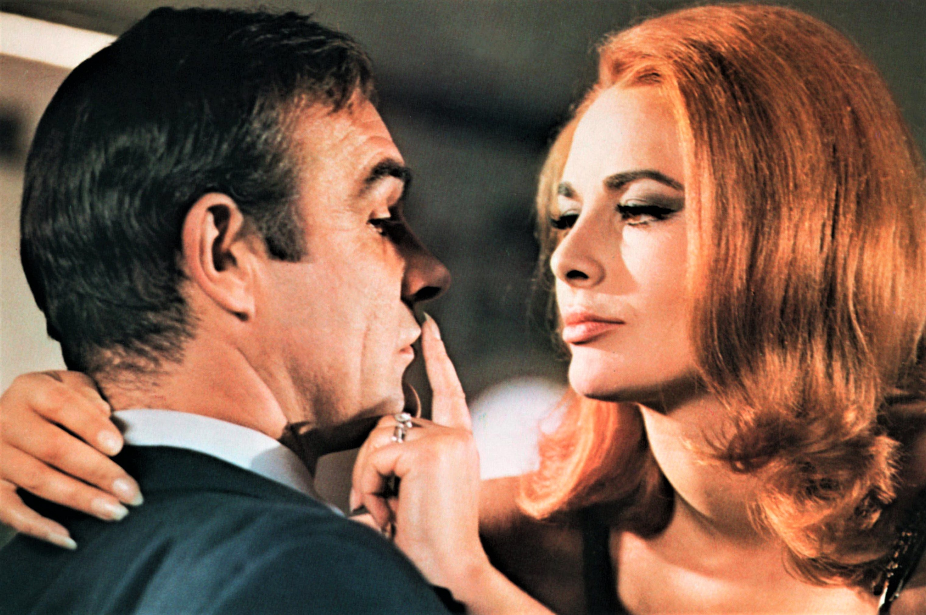 Mat trai cua vai dien diep vien 007 hinh anh