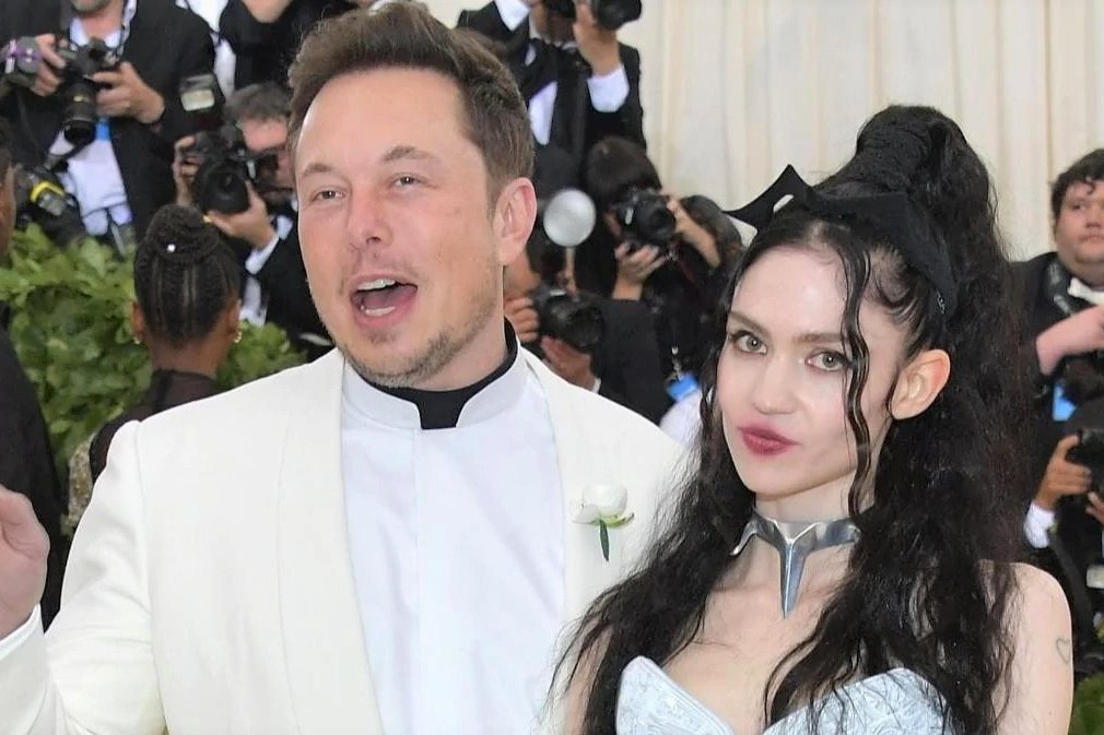 Elon Musk va ca si Grimes - doi tinh nhan di biet hinh anh