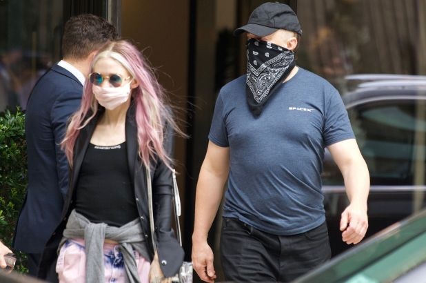 Elon Musk chia tay ban gai anh 1