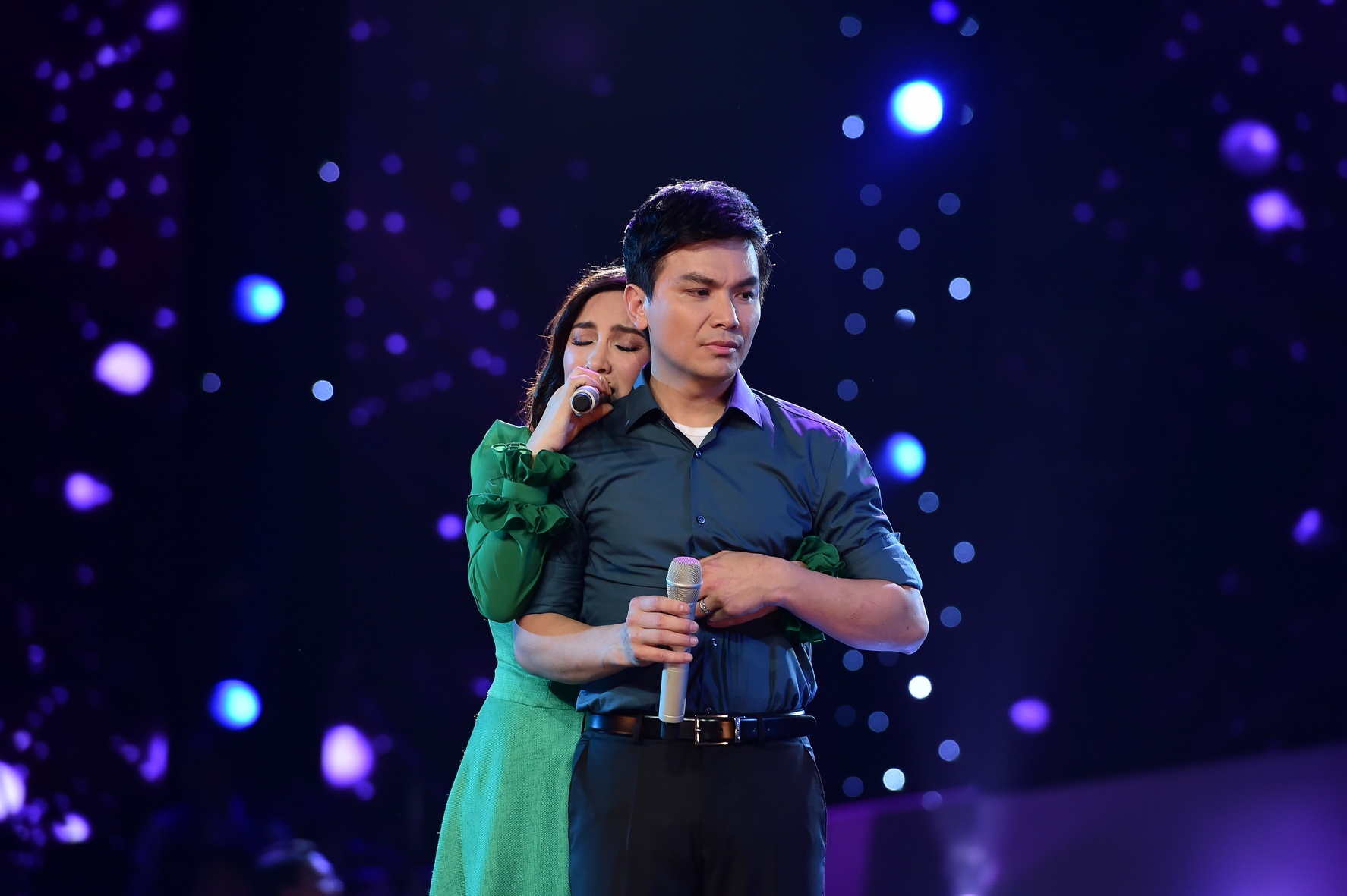 Phi Nhung qua doi anh 8