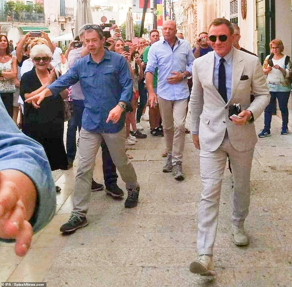 boi canh ghi hinh James Bond anh 4