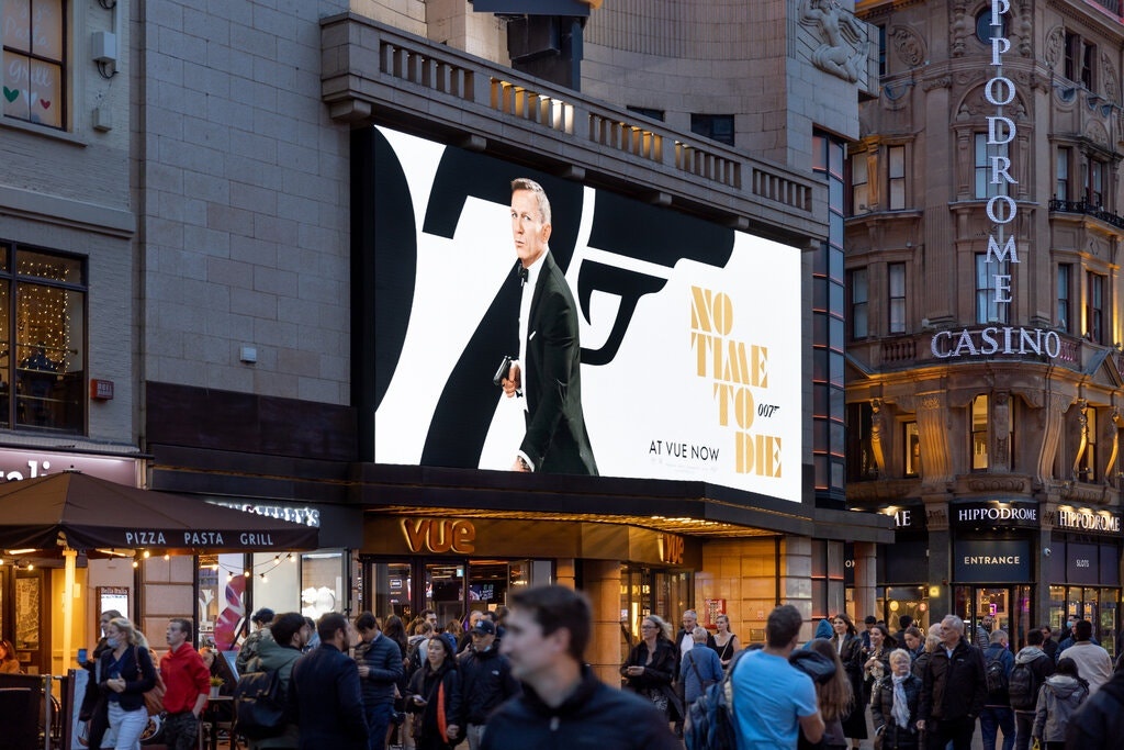 James Bond cuu rap chieu phim Anh anh 3