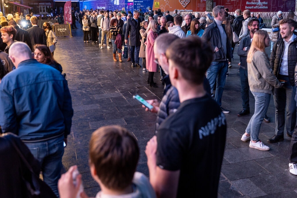 James Bond cuu rap chieu phim Anh anh 2