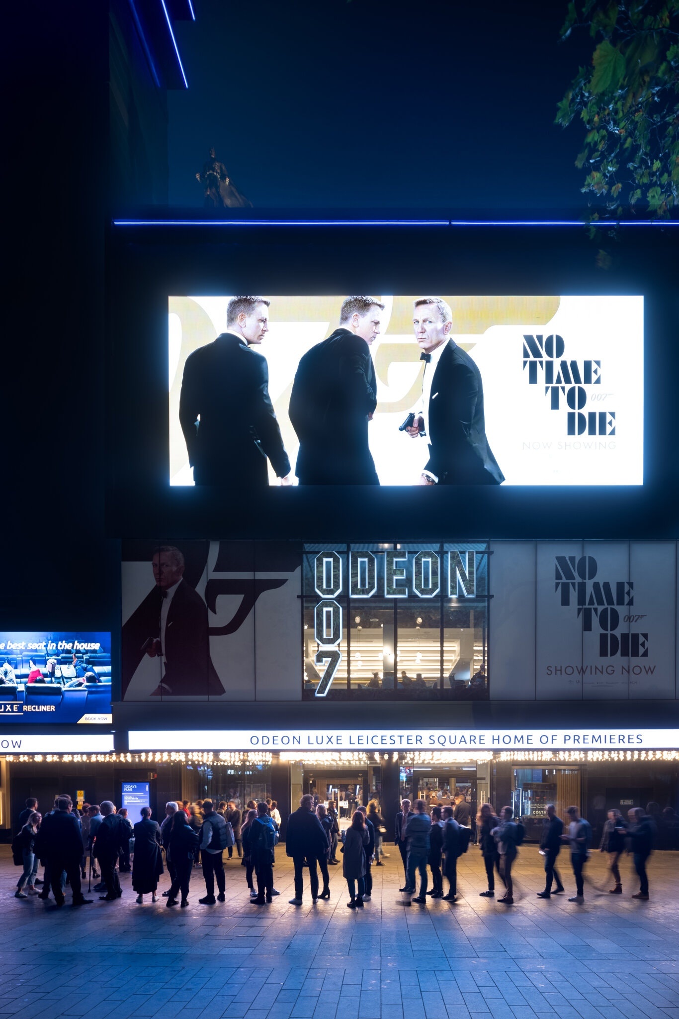 James Bond cuu rap chieu phim Anh anh 1