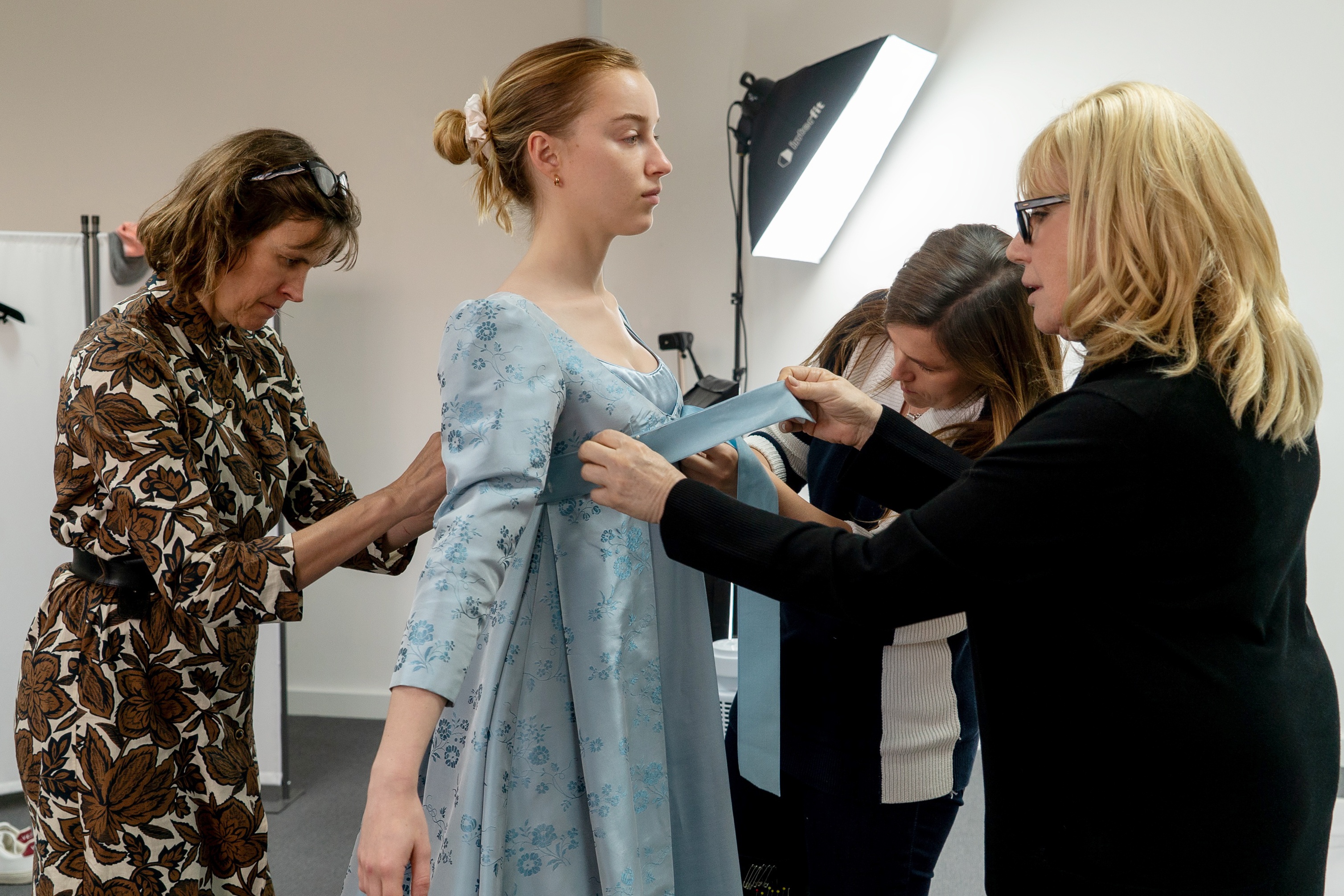 Cuoc song khong biet toi anh nang mat troi cua nhan vien doan phim hinh anh