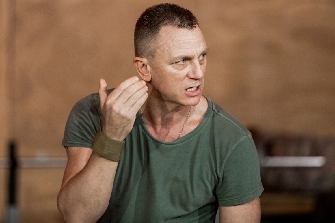 Ly do Daniel Craig thich den quan bar dong tinh hinh anh