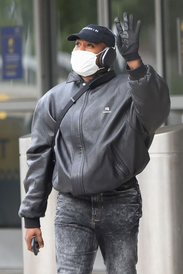 Kanye West mang mặt nạ kỳ lạ ảnh 2 Kanye West mang mat na ky la anh 2