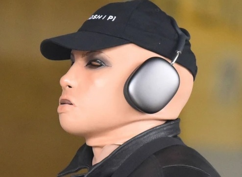 Dien mao Kanye West khi toi san bay hinh anh