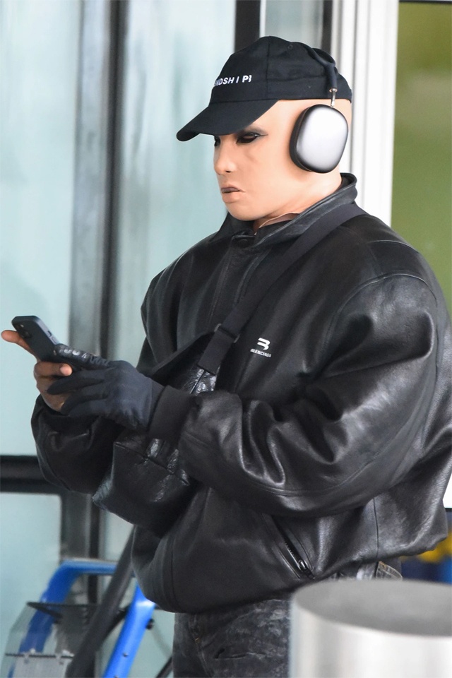 Kanye West mang mặt nạ kỳ lạ ảnh 1 Kanye West mang mat na ky la anh 1
