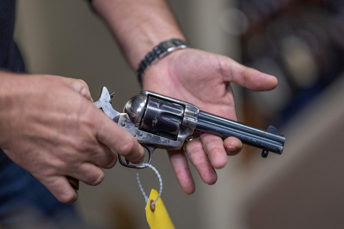 cam su dung sung tren phim truong anh 2