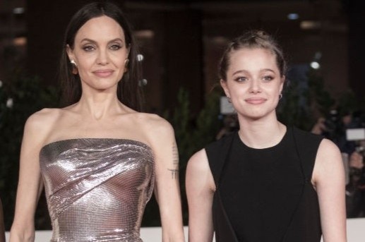 Angelina Jolie va con gai Shiloh tren tham do hinh anh