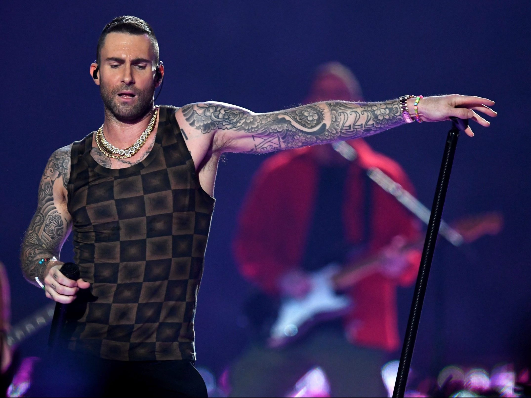 Adam Levine noi ly do coi thuong nguoi ham mo anh 1