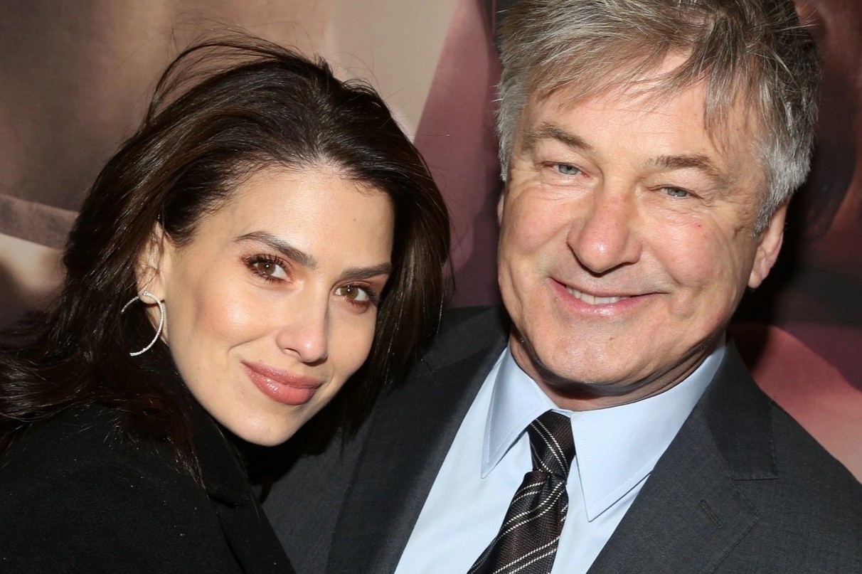 Alec Baldwin bi chi trich vi mo tiec Halloween hinh anh