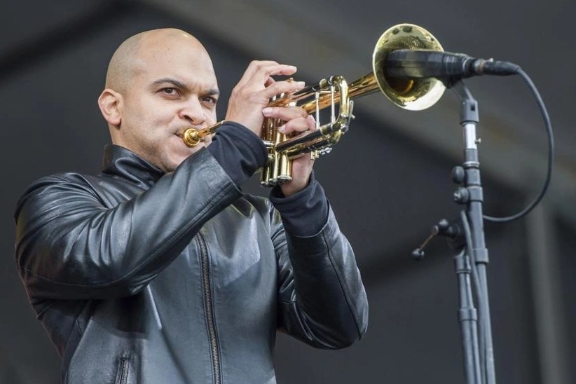 Nghe si o tu vi gian lan 1,3 trieu USD tu thien hinh anh