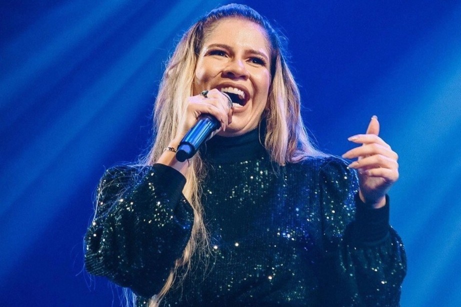 Neymar va khan gia thuong tiec nu ca si qua doi vi roi may bay hinh anh