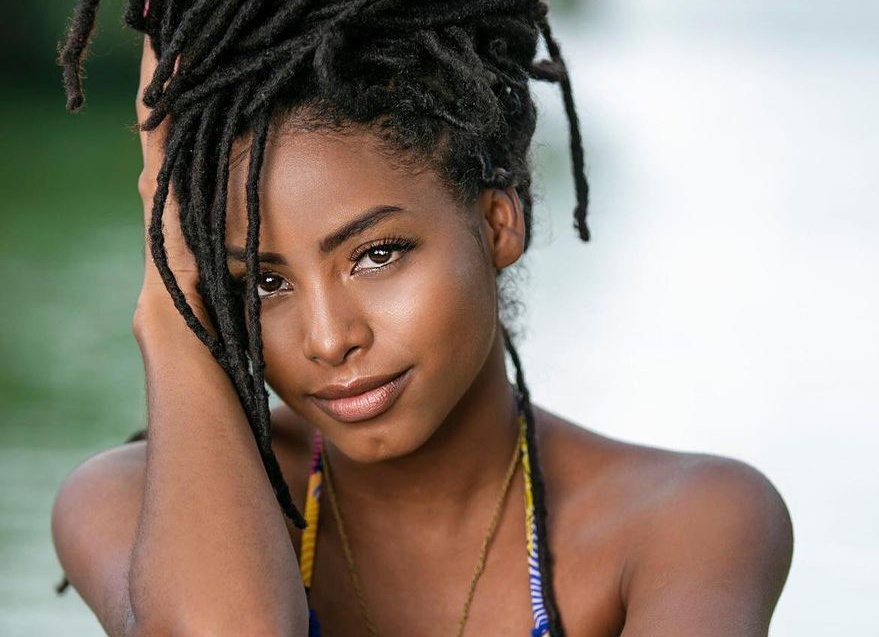 Nha tho 25 tuoi dang quang Hoa hau Trai Dat 2021 hinh anh