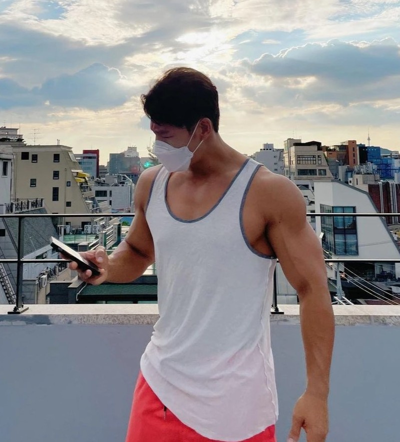 than hinh co bap cua Kim Jong Kook anh 3