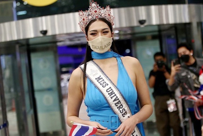 Hoa hau Thai Lan bi kien vi anh dung tren quoc ky hinh anh