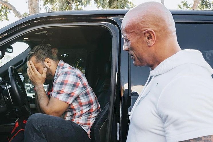 Nguoi ham mo khoc khi duoc The Rock tang xe hinh anh