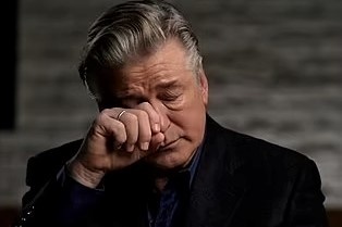 Alec Baldwin bat khoc khi noi ve vu no sung chet nguoi hinh anh