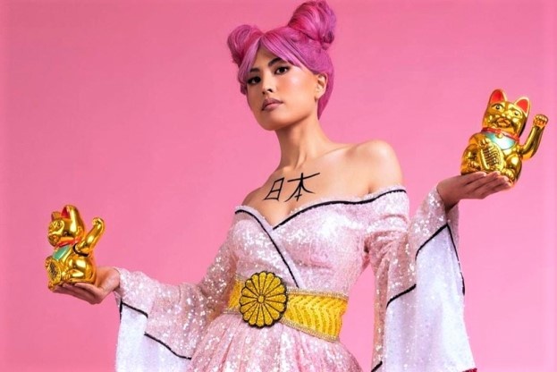 Hoa hau Nhat Ban bi chi trich vi mac do danh cho nguoi chet hinh anh